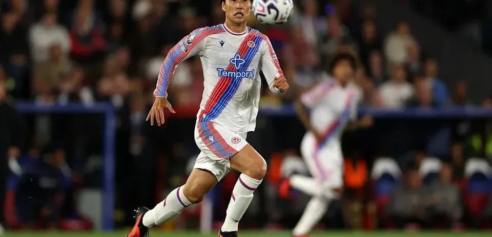 Jugador corriendo tras el balón en un partido