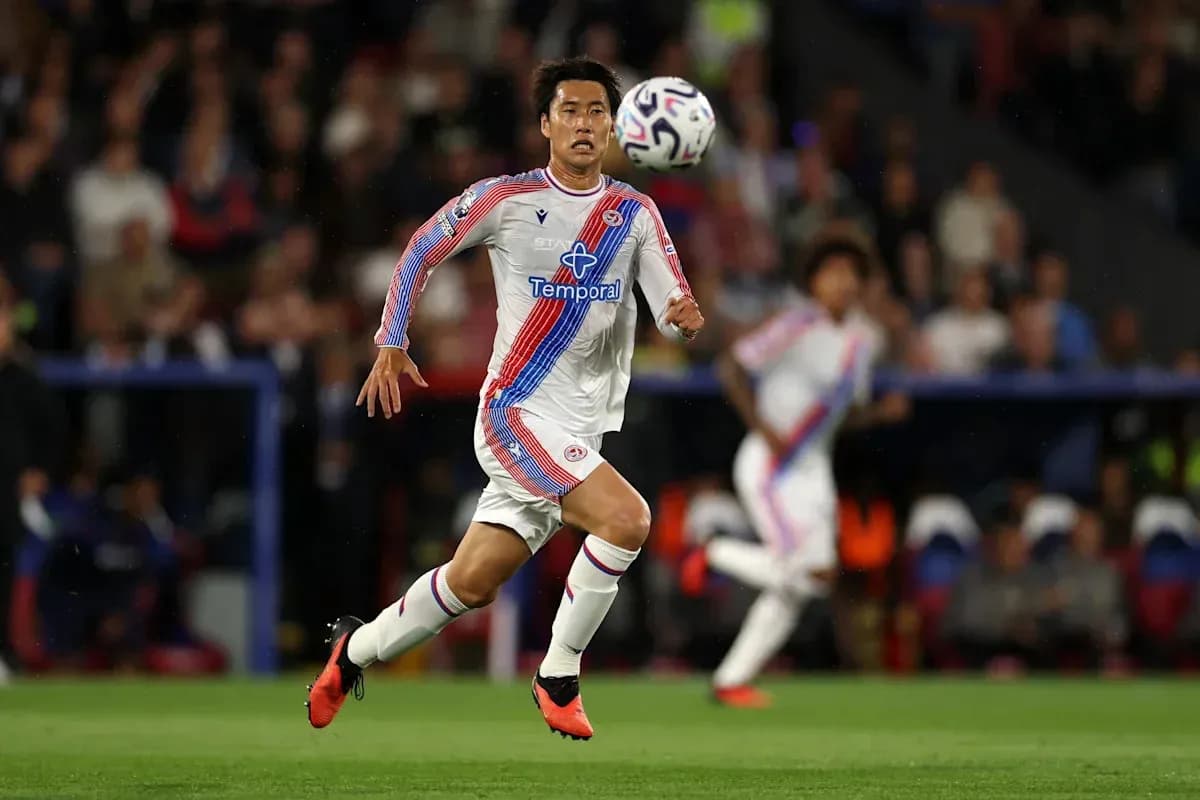 Jugador corriendo tras el balón en un partido