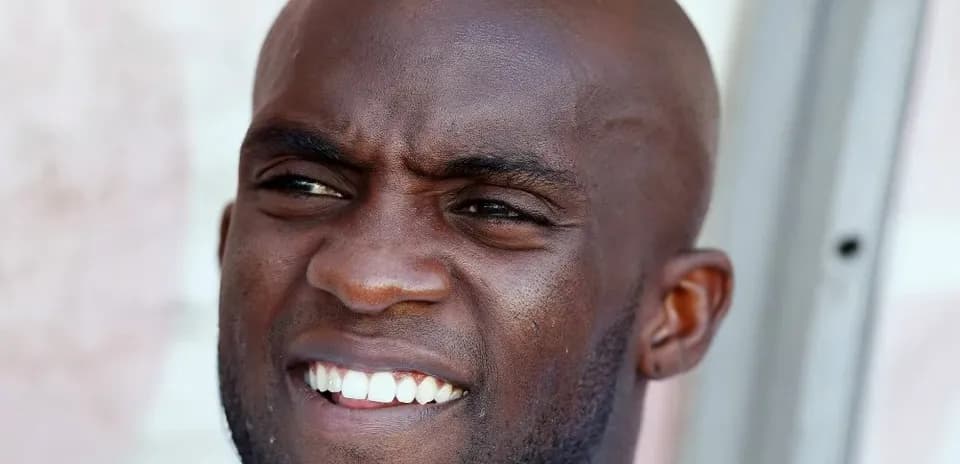 Jugador sonriendo durante una entrevista