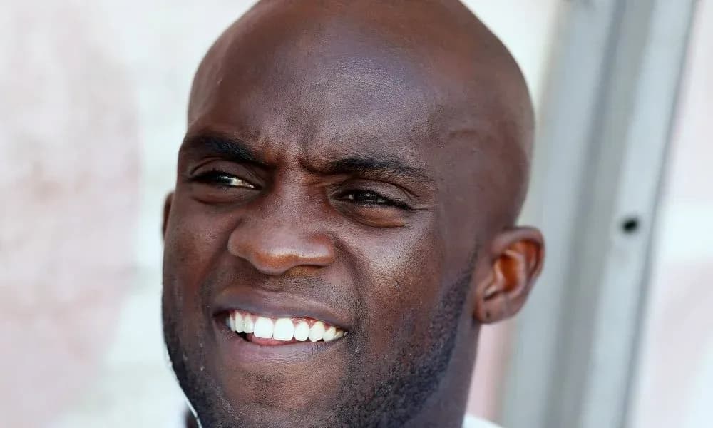 Jugador sonriendo durante una entrevista