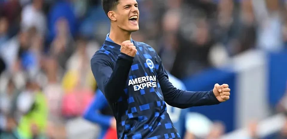 Jugador de Brighton celebrando un gol en el campo