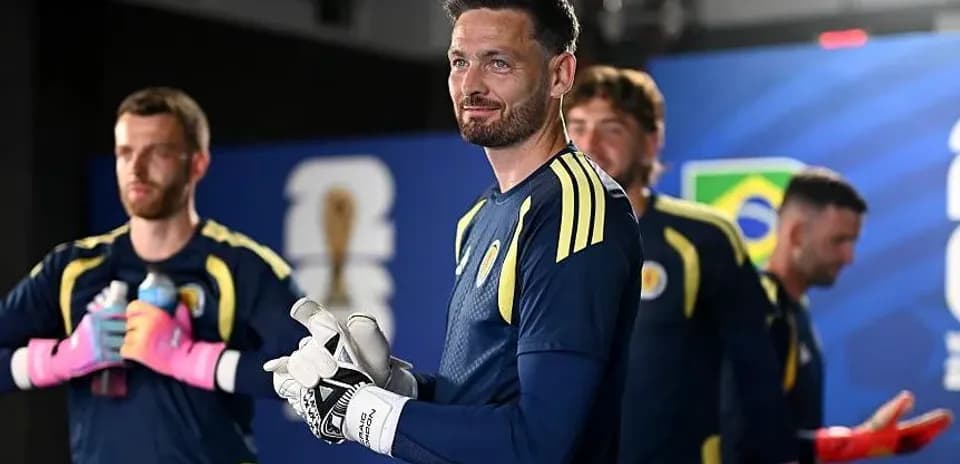Portero y jugadores de equipo en túnel previo al partido