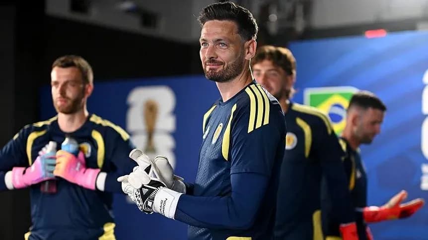 Portero y jugadores de equipo en túnel previo al partido