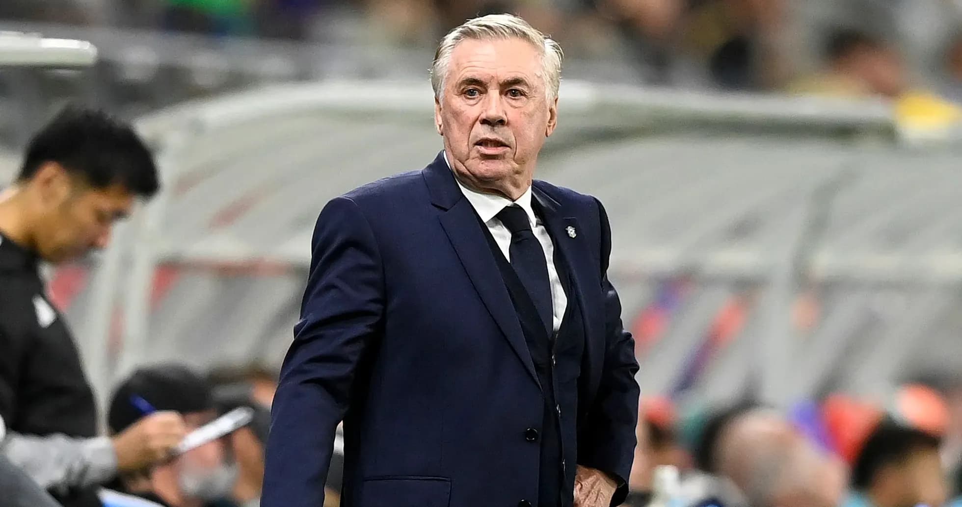 Entrenador dirigiendo desde la línea de banda