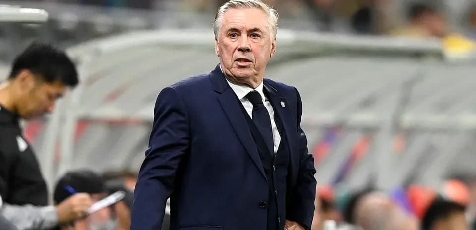 Entrenador dirigiendo desde la línea de banda