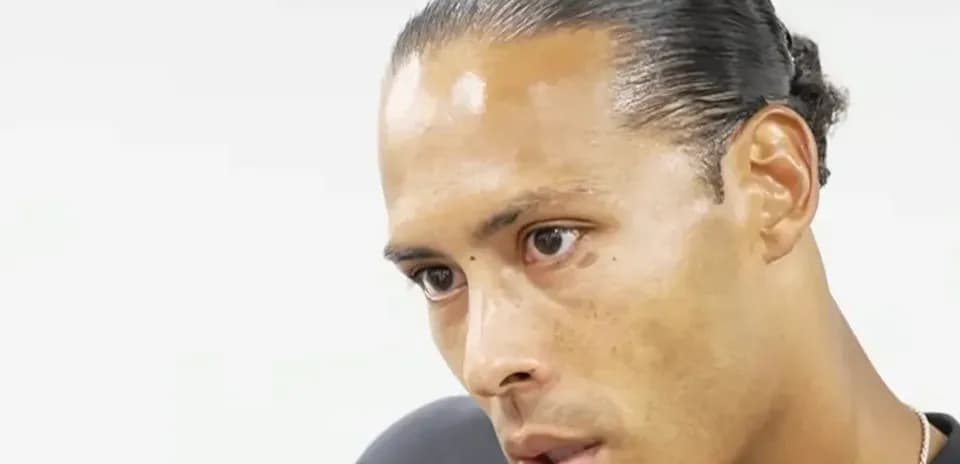 Jugador en entrevista con expresión seria