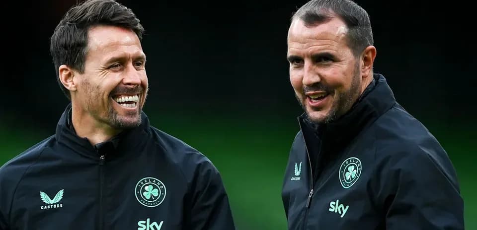 Dos entrenadores conversando durante sesión de entrenamiento