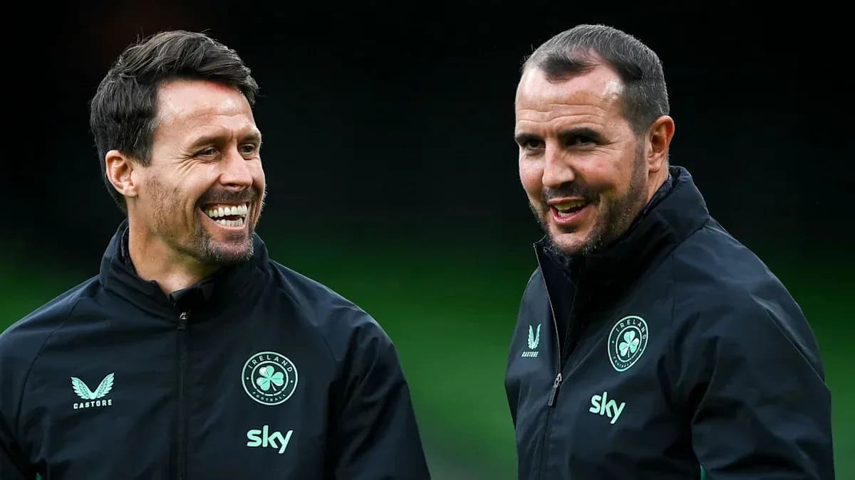 Dos entrenadores conversando durante sesión de entrenamiento