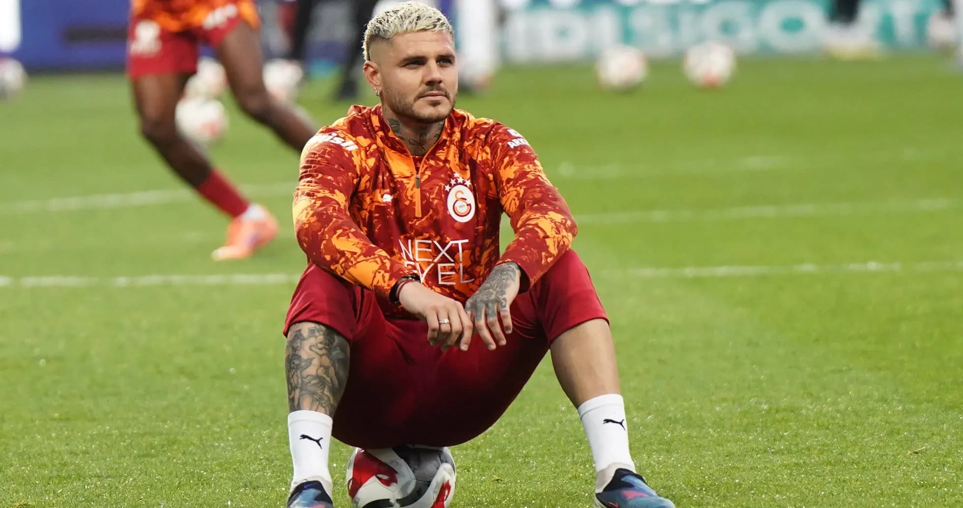 Jugador sentado en el campo durante calentamiento