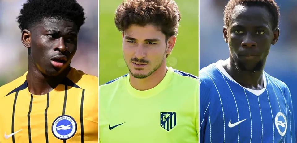 Tres jugadores de fútbol en diferentes uniformes