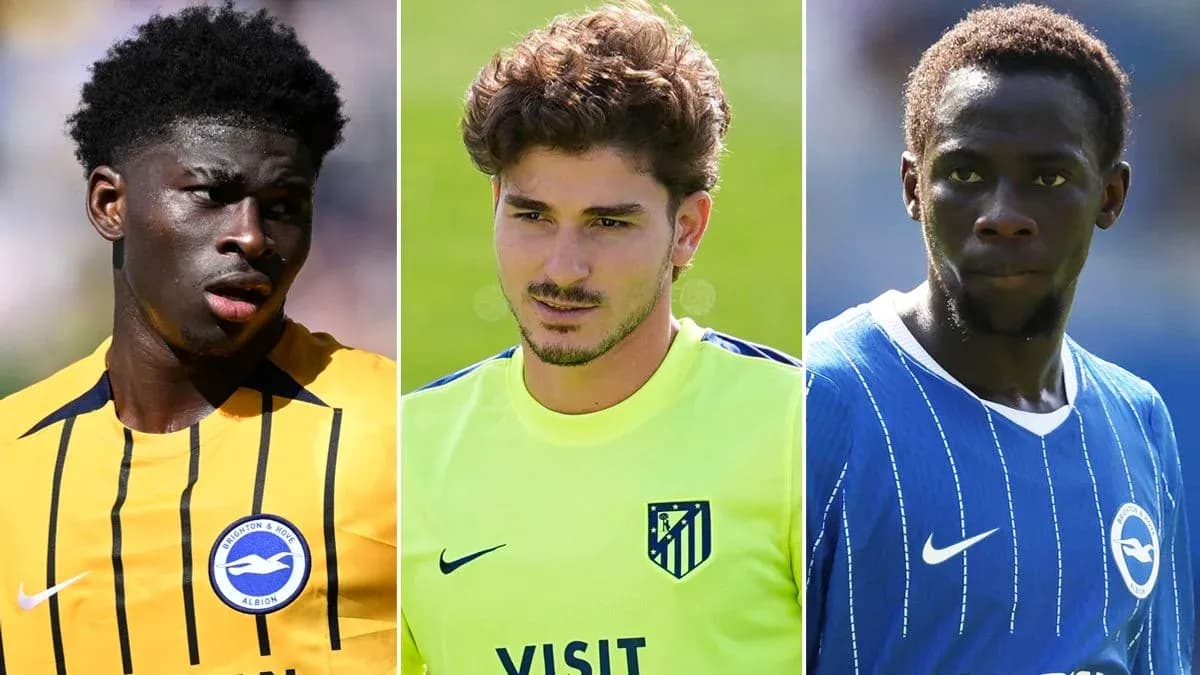 Tres jugadores de fútbol en diferentes uniformes