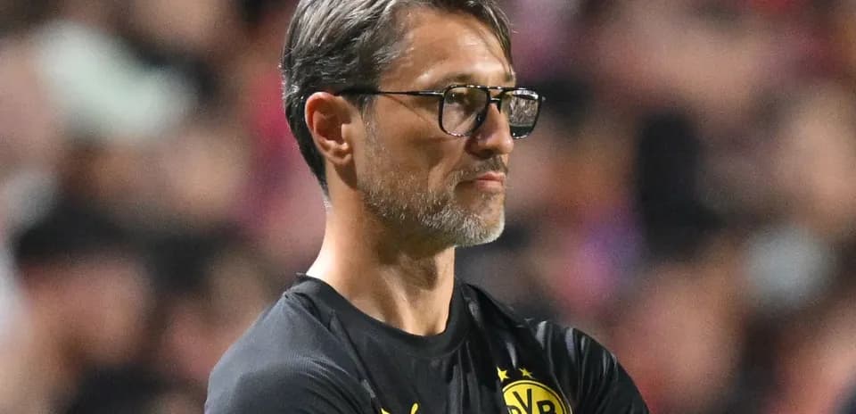 Entrenador de Borussia Dortmund observando el partido