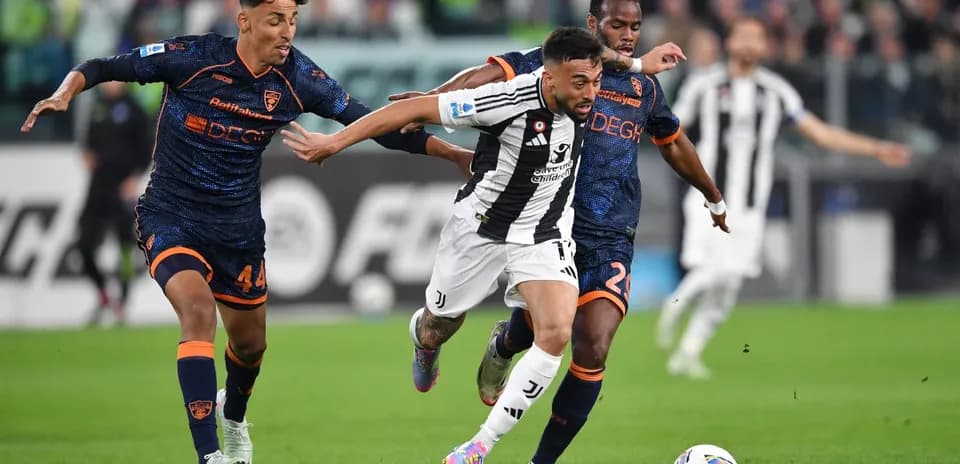 Jugador de Juventus avanza entre defensores de Lecce