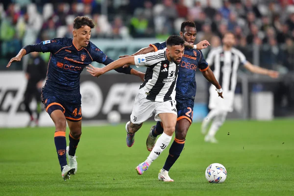 Jugador de Juventus avanza entre defensores de Lecce