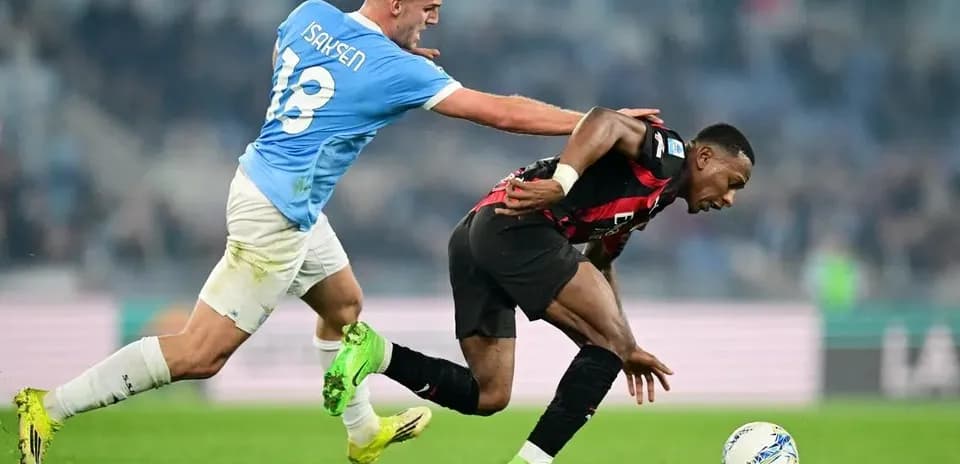 Jugador de Lazio persiguiendo a un jugador de AC Milan