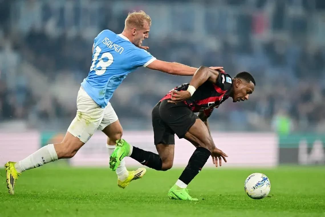 Jugador de Lazio persiguiendo a un jugador de AC Milan