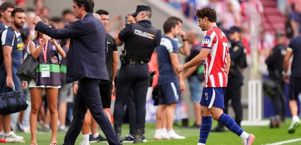 Jugador del Atlético de Madrid saliendo del campo