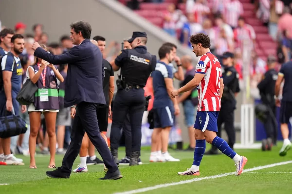 Jugador del Atlético de Madrid saliendo del campo