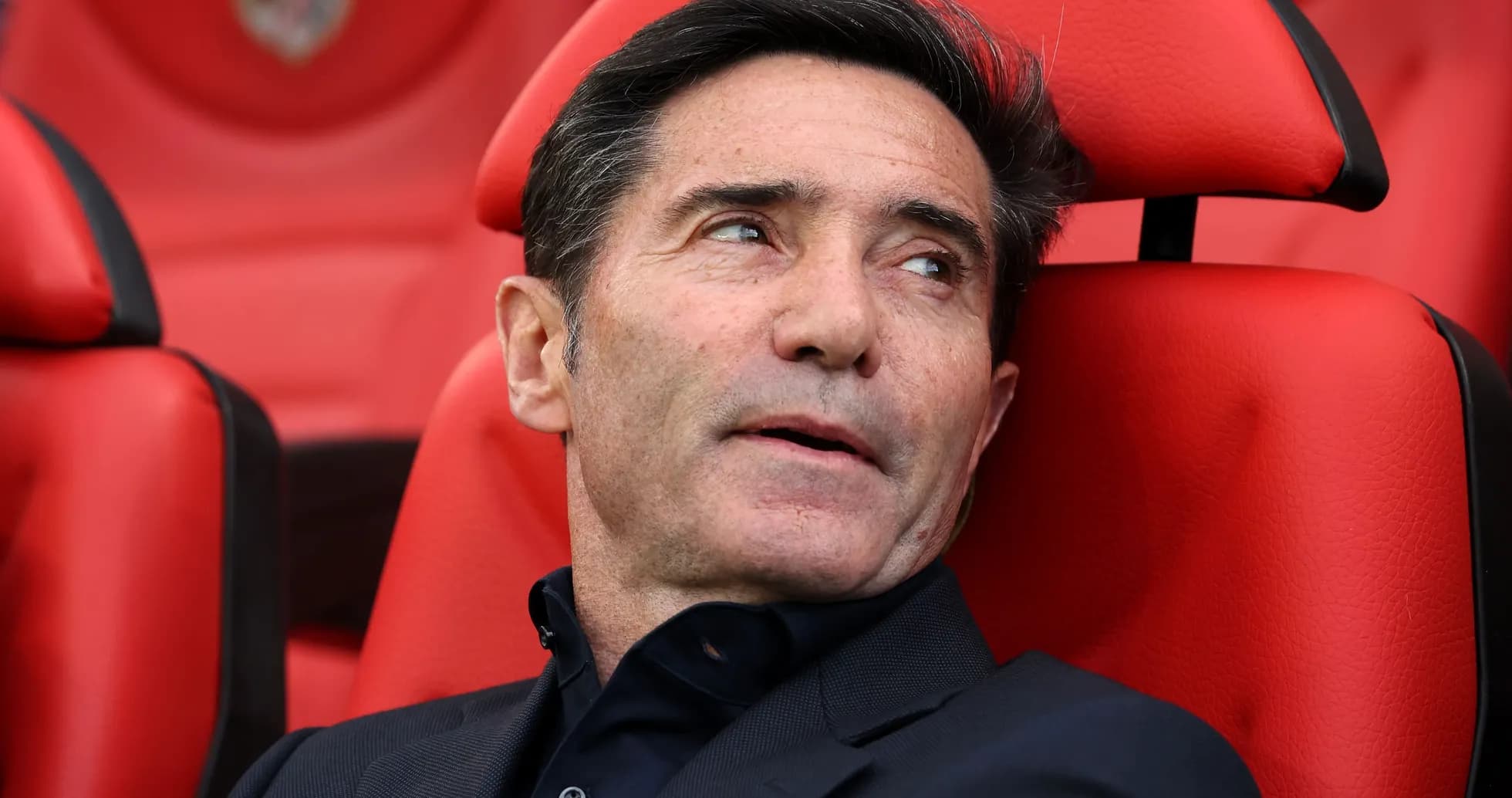 Entrenador sentado en el banquillo del estadio