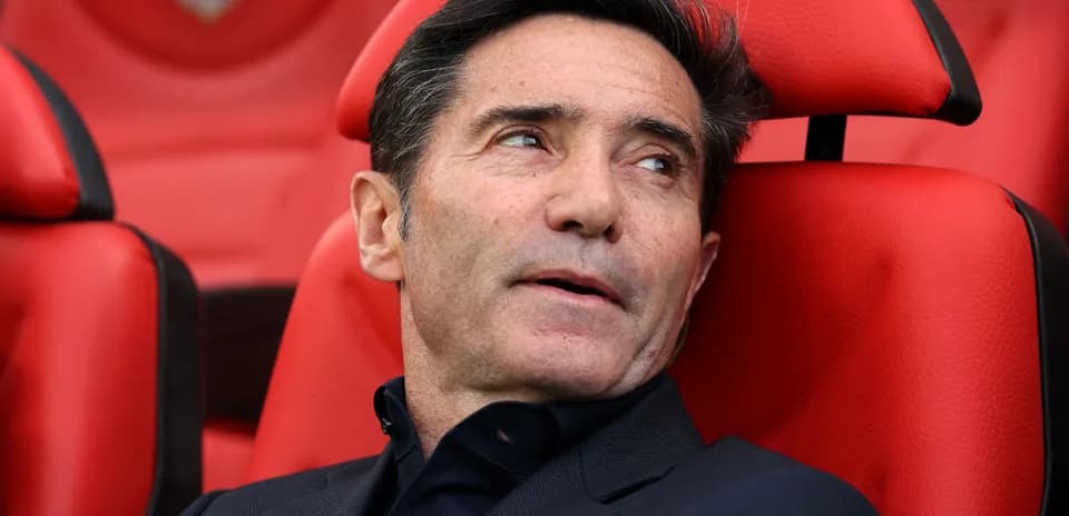 Entrenador sentado en el banquillo del estadio
