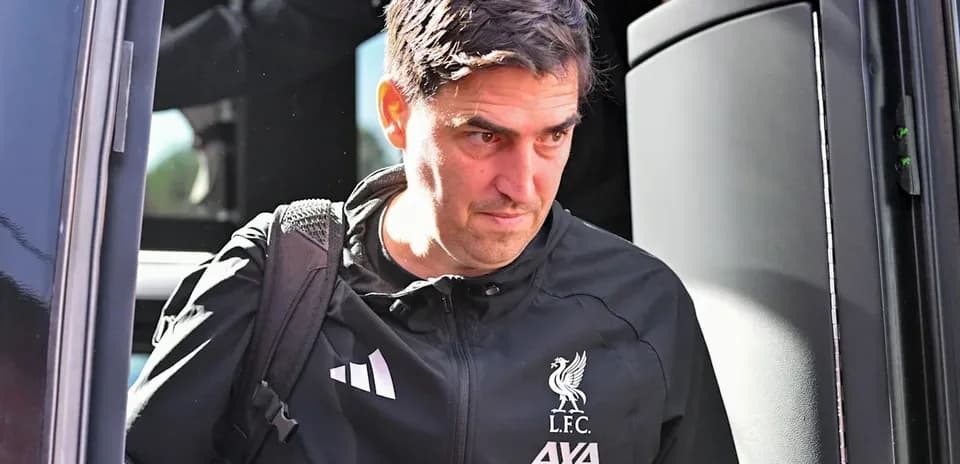 Entrenador de Liverpool saliendo de un autobús