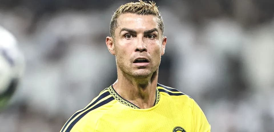 Jugador con camiseta amarilla durante un partido de fútbol