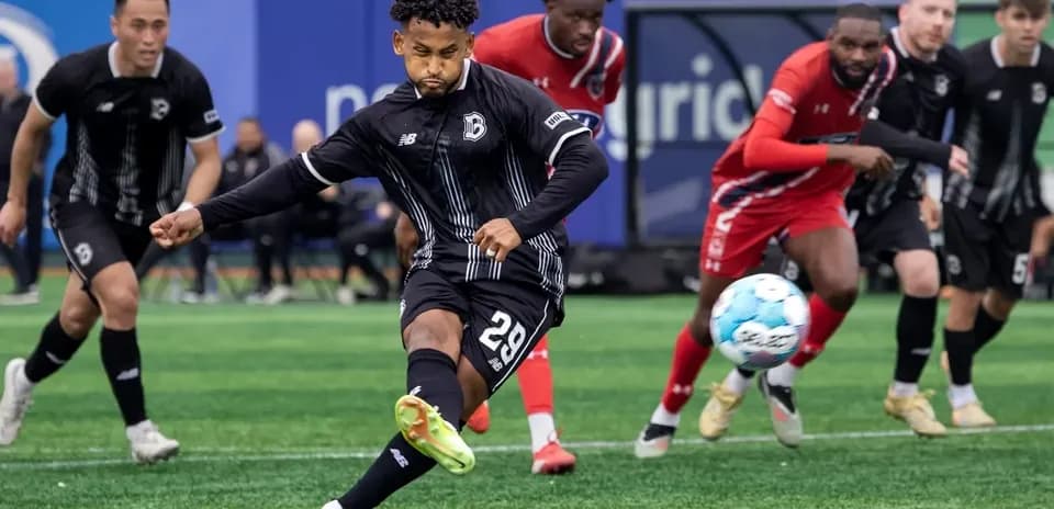 Jugador del Indy Eleven lanzando un penalti