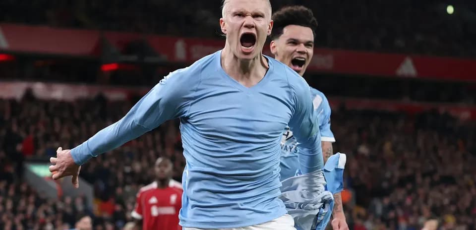Erling Haaland celebrando un gol contra Liverpool