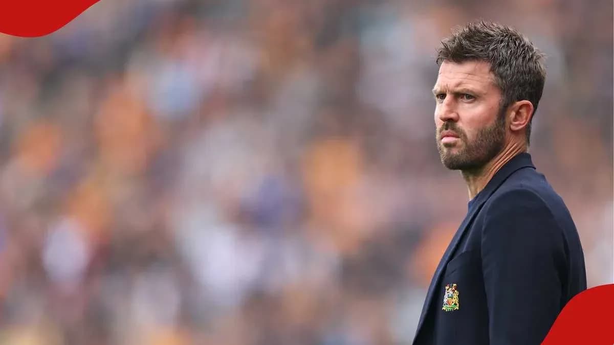 Entrenador observando el partido desde la banda