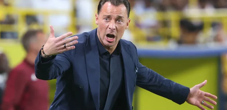Entrenador dirigiendo a su equipo durante el partido