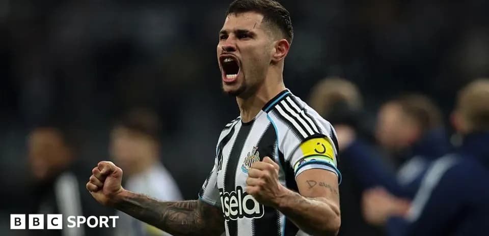 Jugador de Newcastle celebrando con entusiasmo tras el partido