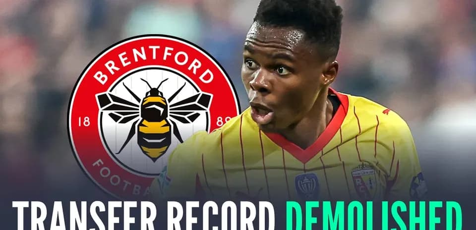 Jugador celebrando con el logo de Brentford detrás