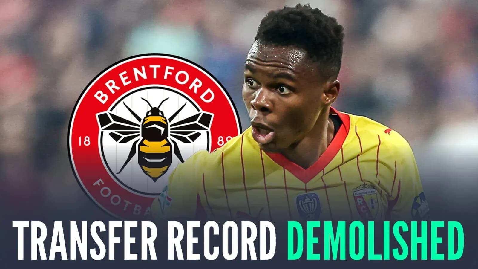 Jugador celebrando con el logo de Brentford detrás