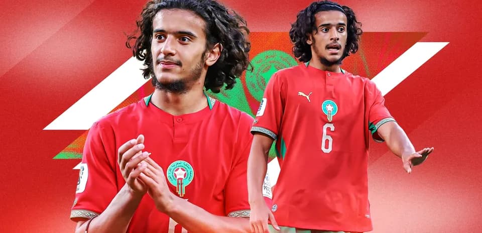 Jugador de Marruecos en camiseta roja durante un partido