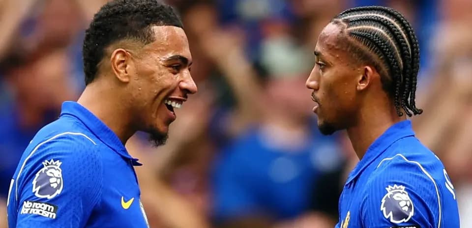 Jugadores sonriendo y hablando en el campo