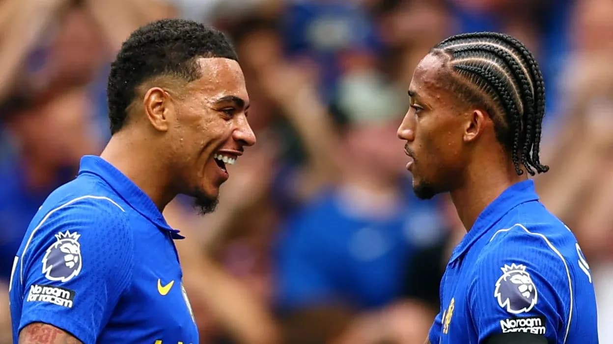 Jugadores sonriendo y hablando en el campo
