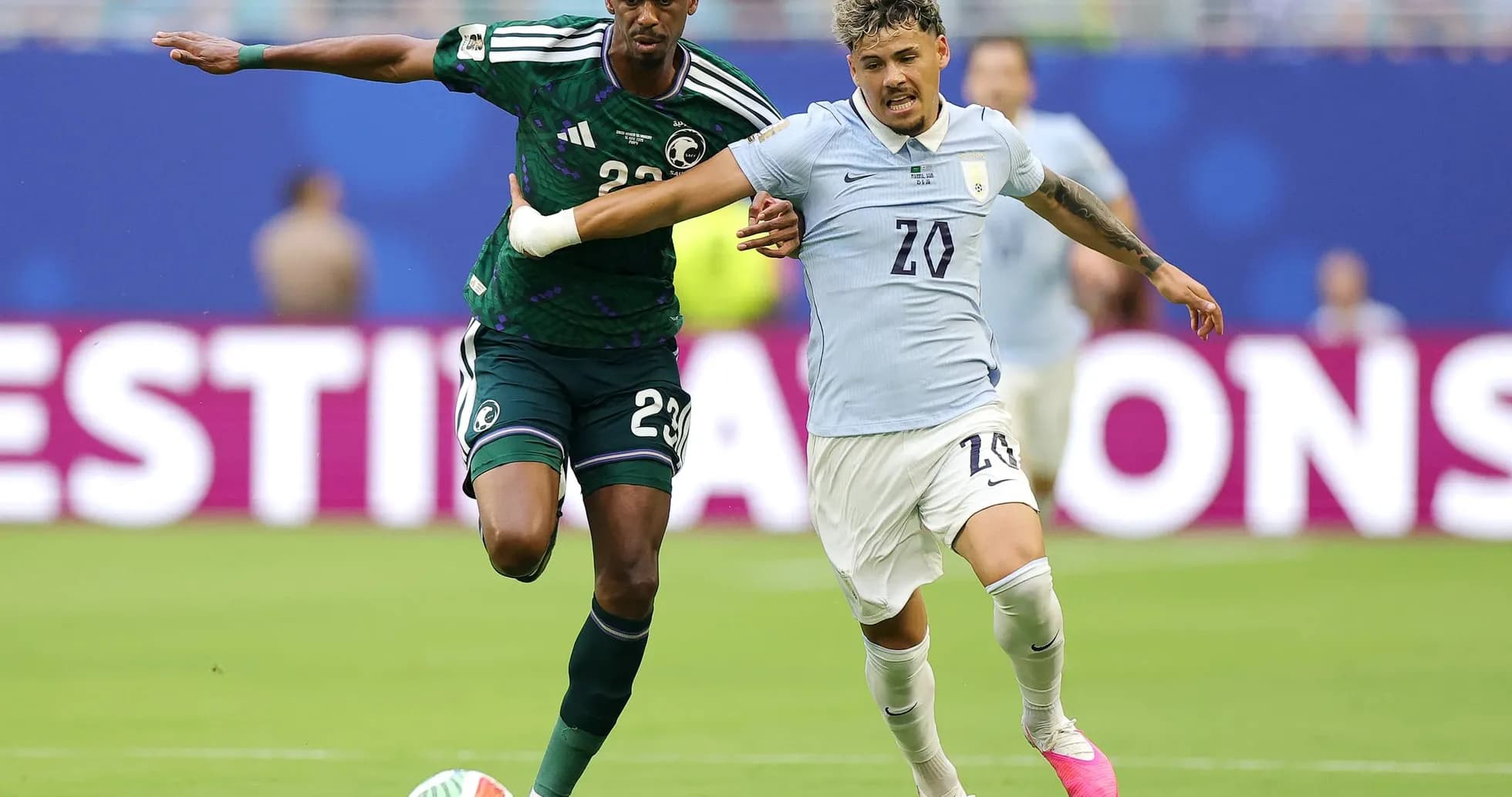 Jugador de Arabia Saudita contra jugador de Uruguay