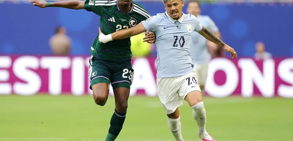 Jugador de Arabia Saudita contra jugador de Uruguay