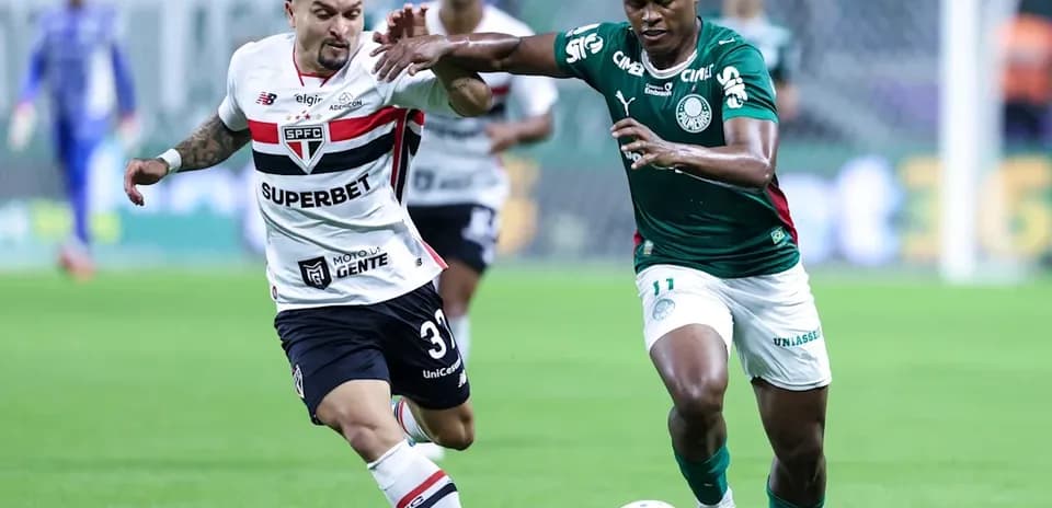 Jugadores compitiendo por el balón en el partido