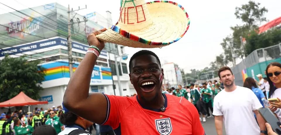 Afanoso con sombrero mexicano en evento deportivo