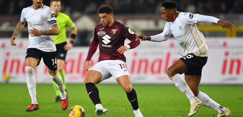 Jugadores compitiendo en partido de Cagliari vs Torino