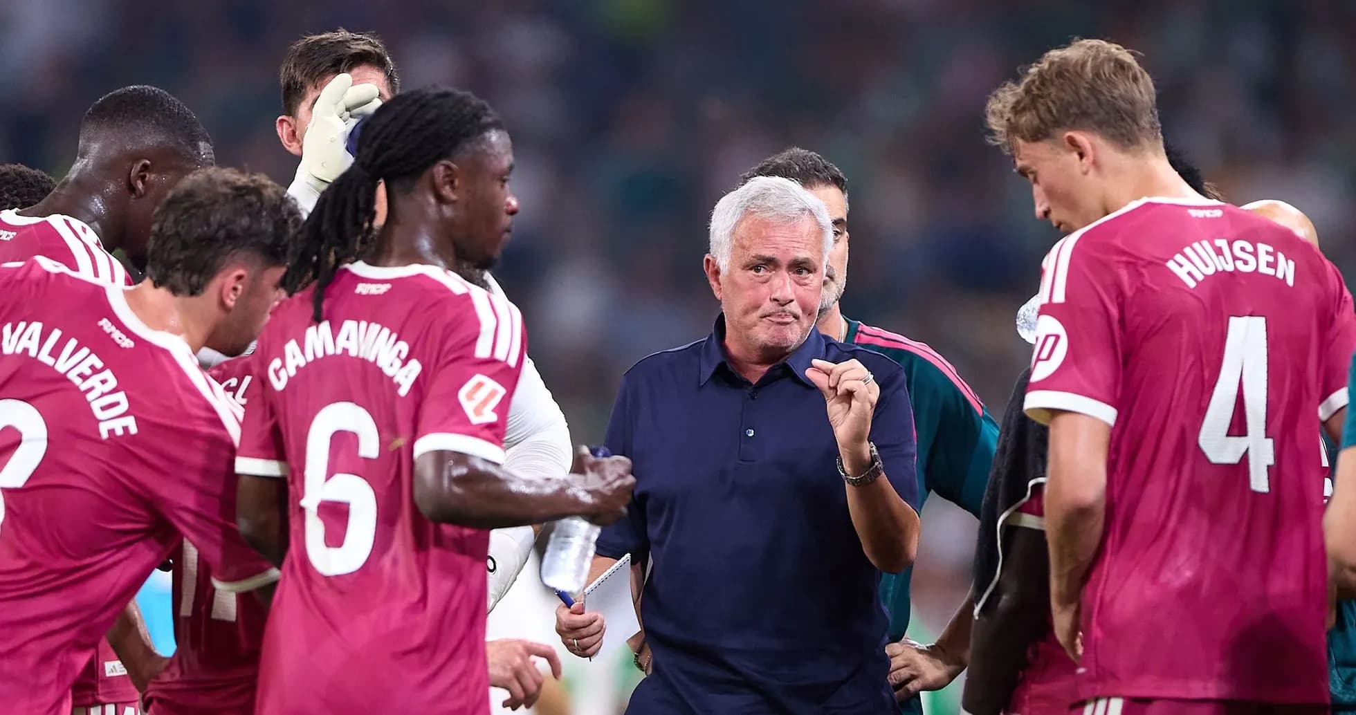José Mourinho hablando con jugadores en tiempo muerto