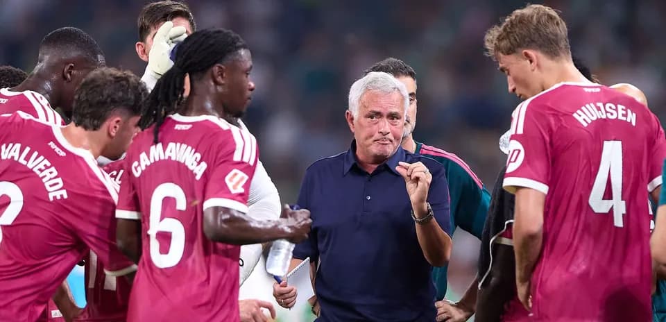 José Mourinho hablando con jugadores en tiempo muerto