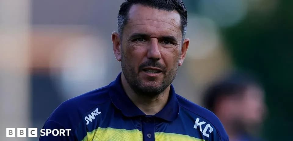 Entrenador en el campo durante la sesión de práctica