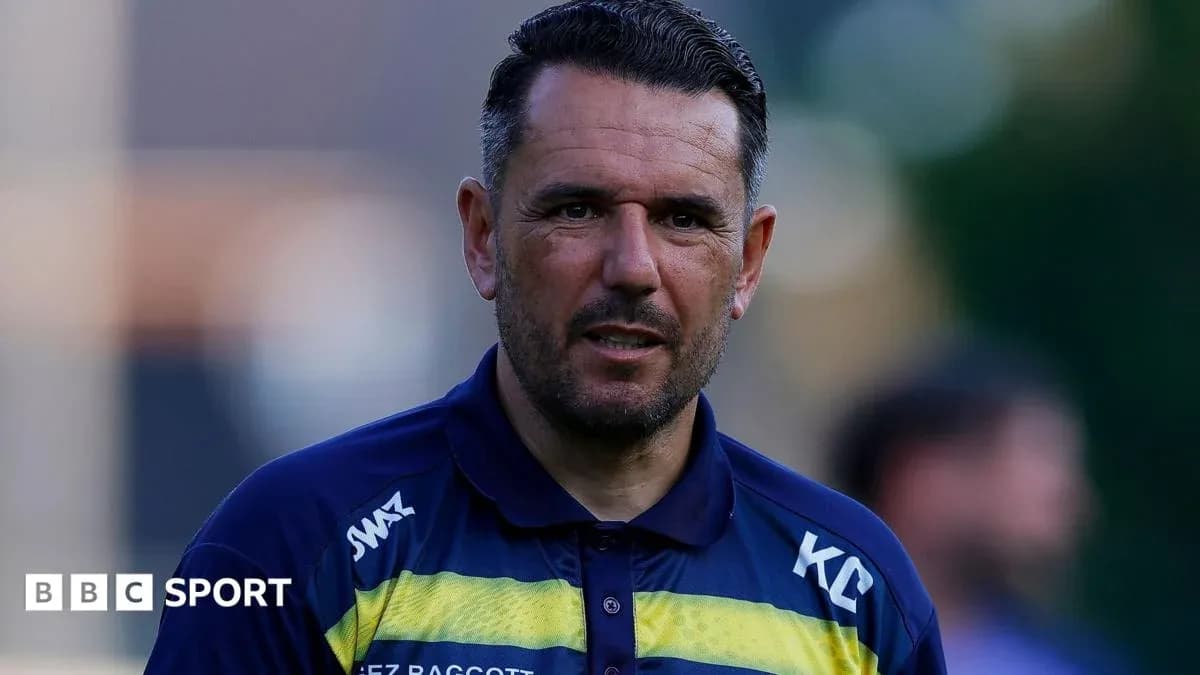 Entrenador en el campo durante la sesión de práctica