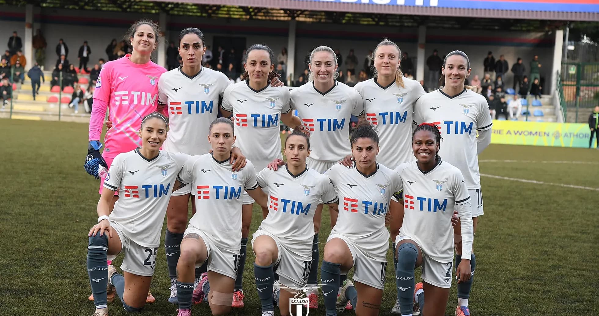 Equipo femenino de Lazio posando para la foto
