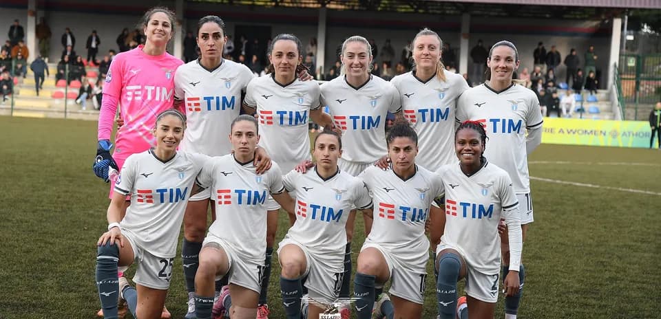 Equipo femenino de Lazio posando para la foto