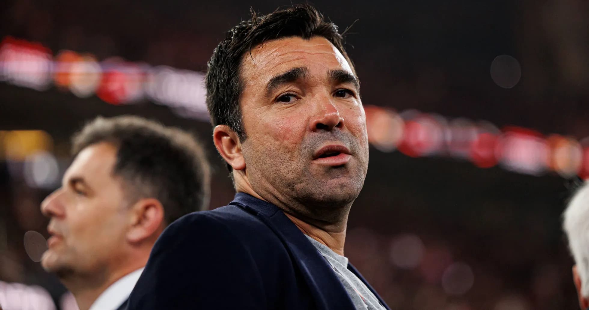 Entrenador observando el partido desde la grada
