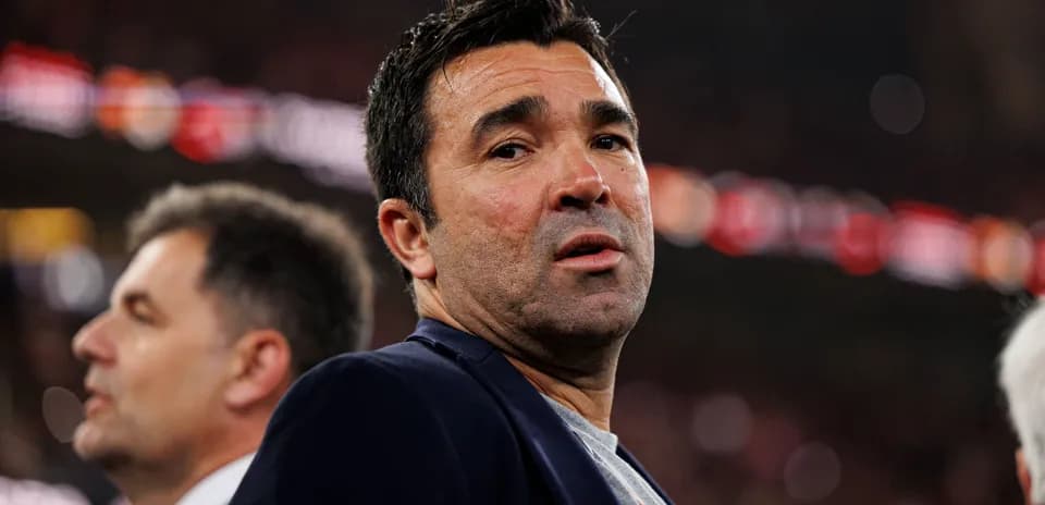 Entrenador observando el partido desde la grada