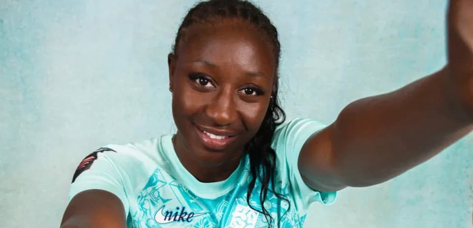 Jugadora sonriendo en camiseta deportiva azul
